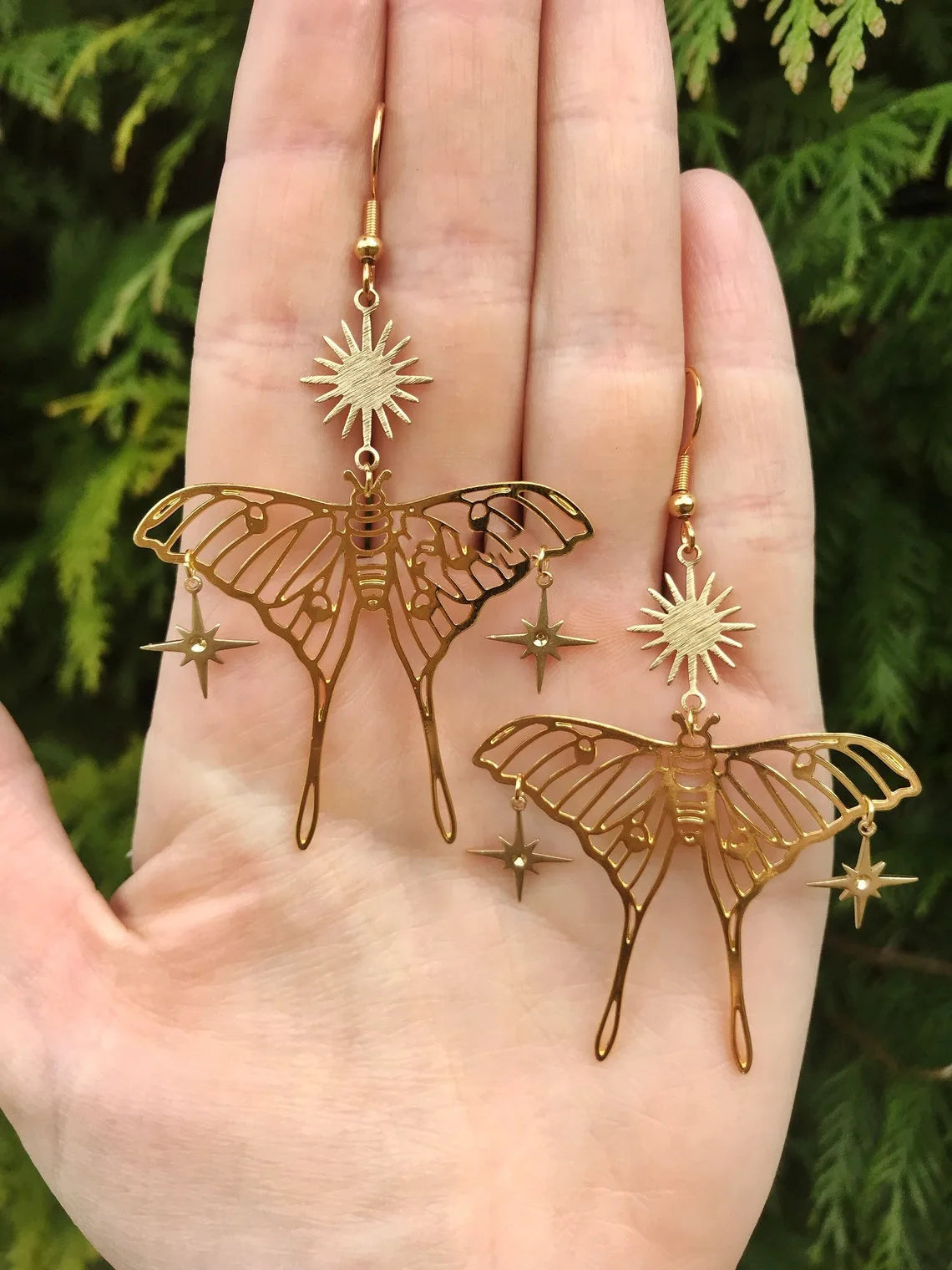 Boucles d'Oreilles en Métal Doré avec Étoiles et Papillon – Bijou Spirituel NeoSpiritum
