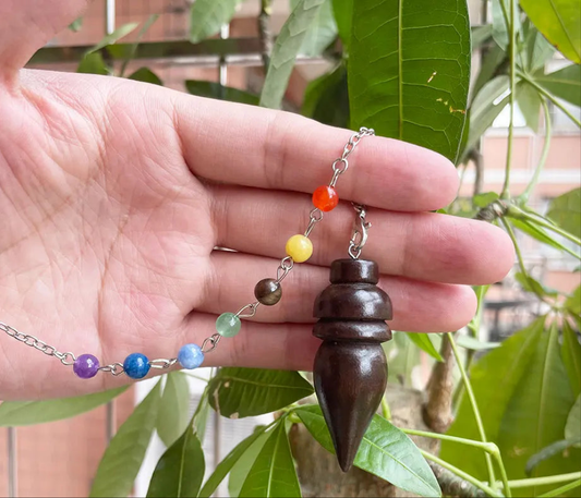 Pendule de Radiesthésie en Bois Naturel Égyptien & 7 Chakras pour Divination Spirituelle NeoSpiritum