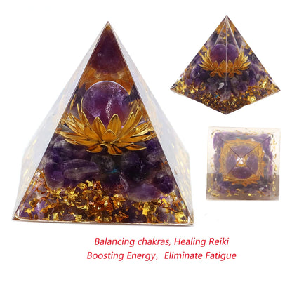 Pyramide Orgonite en Améthyste avec Feuilles d’Or – Énergie Reiki et Spiritualité NeoSpiritum