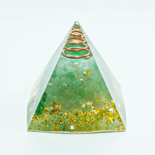 Pyramide Orgonite en Fluorite Verte avec Feuilles d’Or et Fil de Cuivre NeoSpiritum