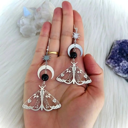 Boucles d'Oreilles Esotériques en Métal Argenté avec Lune, Papillon et Petite Pierre Noire – Bijou Spirituel NeoSpiritum