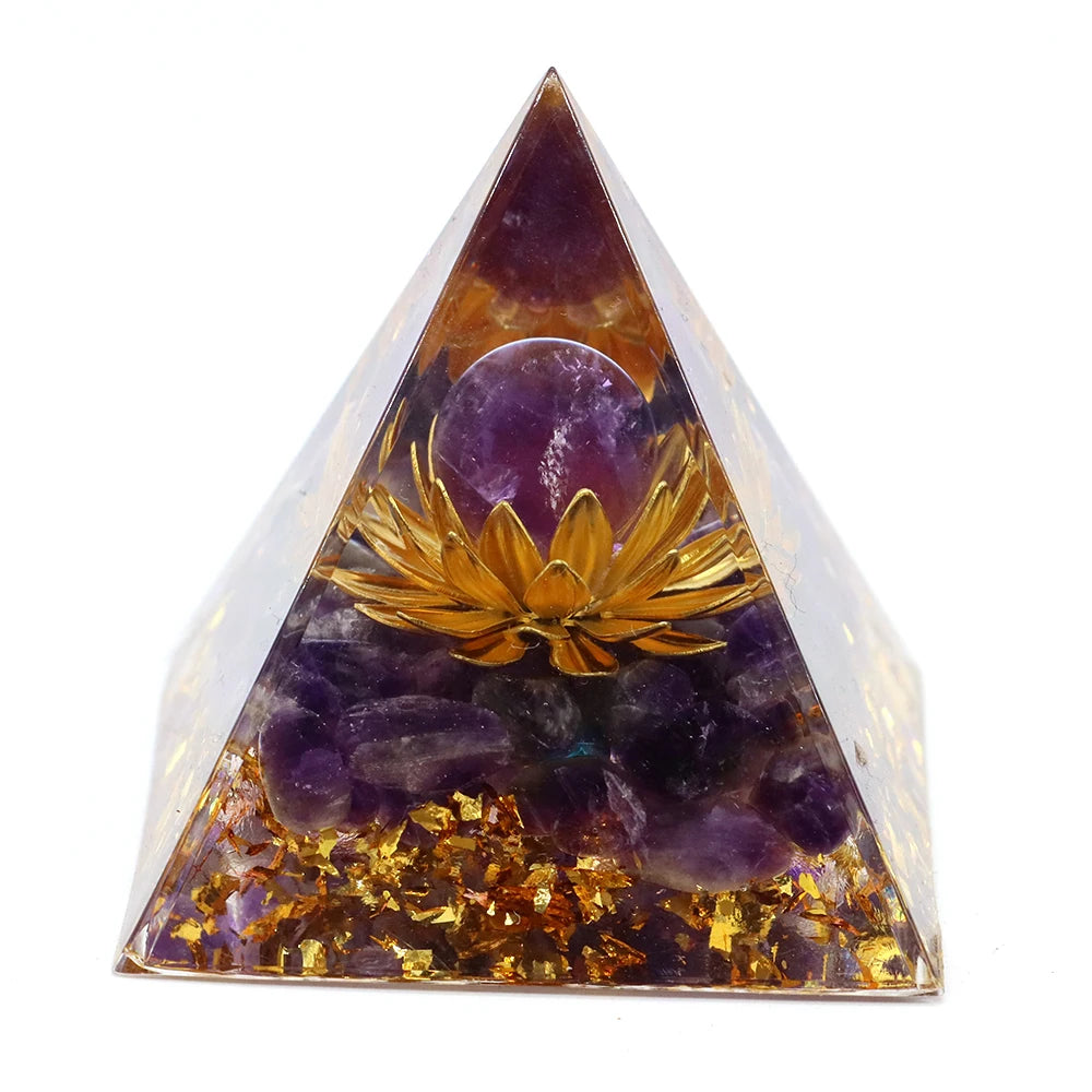 Pyramide Orgonite en Améthyste avec Feuilles d’Or – Énergie Reiki et Spiritualité NeoSpiritum