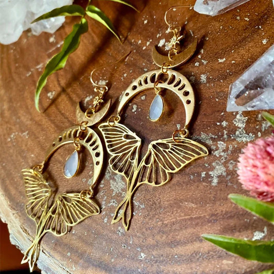 Boucles d'Oreilles Esotériques en Métal Doré avec Lune et Papillon – Bijou Spirituel NeoSpiritum